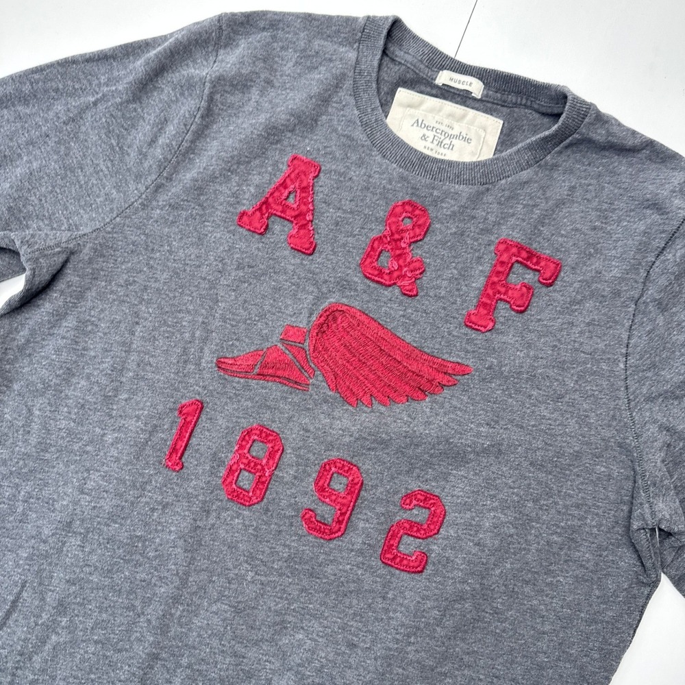 Abercrombie & Fitch Mens XXL Gray Long Sleeve Muscle Fit Graphic Tee 1892 Red